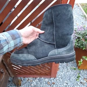 Genuine UGG boots from the 90s. Made in New Zealand. Size Men's 12. Blue,black.